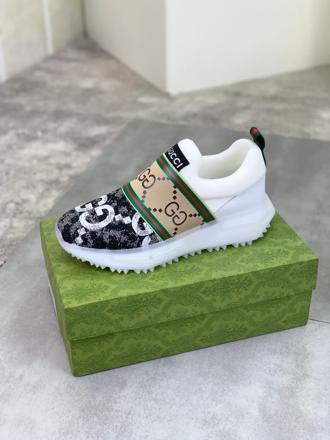 Men's shoes 💰P460💰[New style]🆘 Gucci [GUCCI] classic fashion high-top men's shoes, synchronized with counters, exquisite workmanship, exquisite color matching, the upper is made of original soft double G calfskin Gucci webbing ➕ first-layer pigskin lining ➕ pigskin feet The lasts made according to the original version are quite attractive both on the foot and in the placement. There is no need to comment on the good ones. They are absolutely versatile. Number of sizes: 38-44, 3️⃣colors🉑️ to choose from.